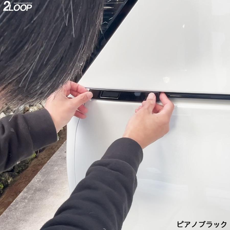 ノア ヴォクシー90 パワーバックドアスイッチガーニッシュ 立体構造 左右2P 純正モールとの一体感 鏡面メッキ とお洒落でスポーティに カーボン調 ブラック 新型 |  | 08