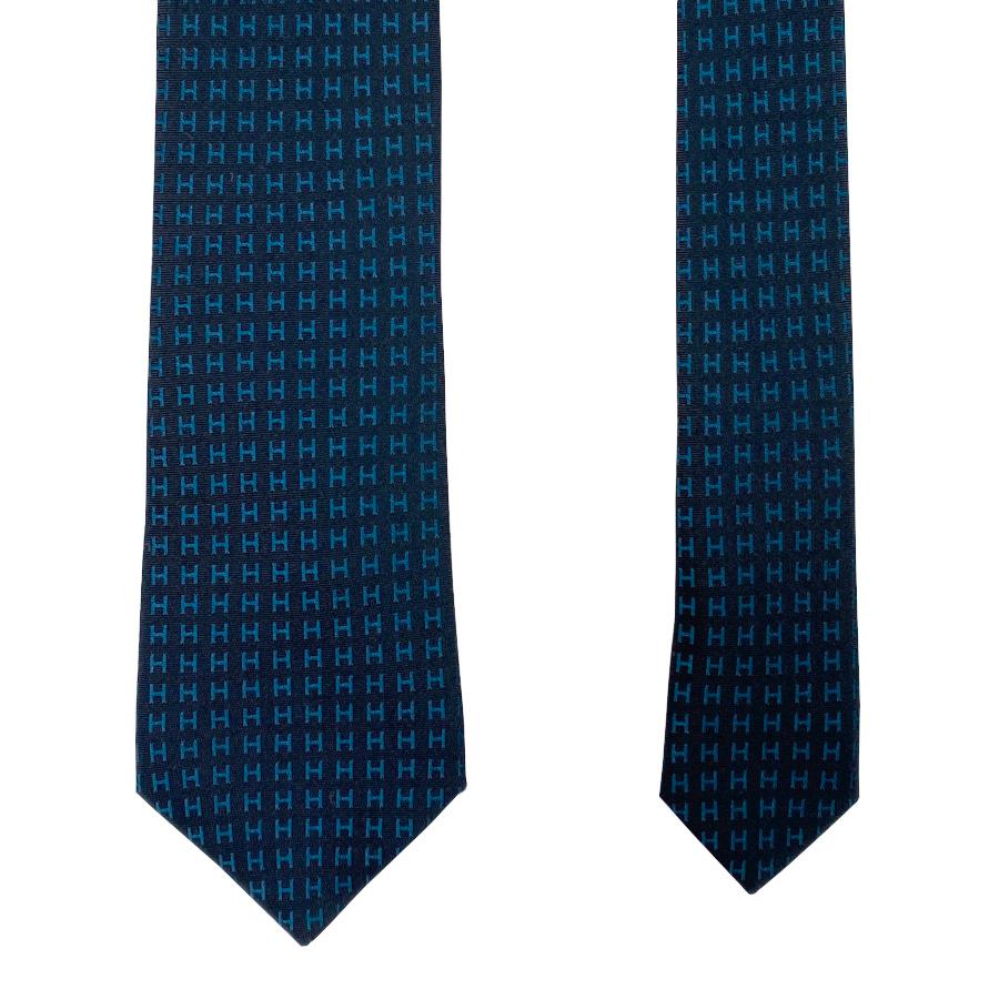 国内完売商品【新品】エルメス HERMES ネクタイ H織りタイ 7CM《ファソネ H》ブラック コバルトブルー 総柄 ロゴ H柄 プレゼント ギフト メンズ 男性 H036322T36の画像
