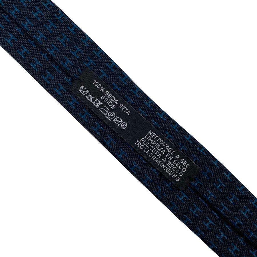 国内完売商品【新品】エルメス HERMES ネクタイ H織りタイ 7CM《ファソネ H》ブラック コバルトブルー 総柄 ロゴ H柄 プレゼント ギフト メンズ 男性 H036322T36の画像