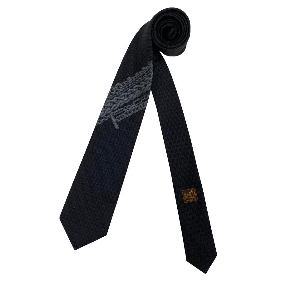 【新品】エルメス HERMES ネクタイ シルクタイ7cm《 シュヴァル・ヘヴィメタル 》ブラック ダークグレー 黒 灰色 プレゼント ギフト メンズ 男性 H334295T 01の画像