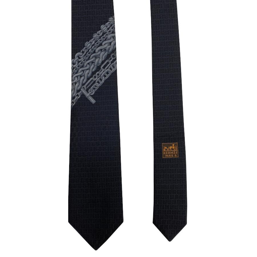 【新品】エルメス HERMES ネクタイ シルクタイ7cm《 シュヴァル・ヘヴィメタル 》ブラック ダークグレー 黒 灰色 プレゼント ギフト メンズ 男性 H334295T 01の画像