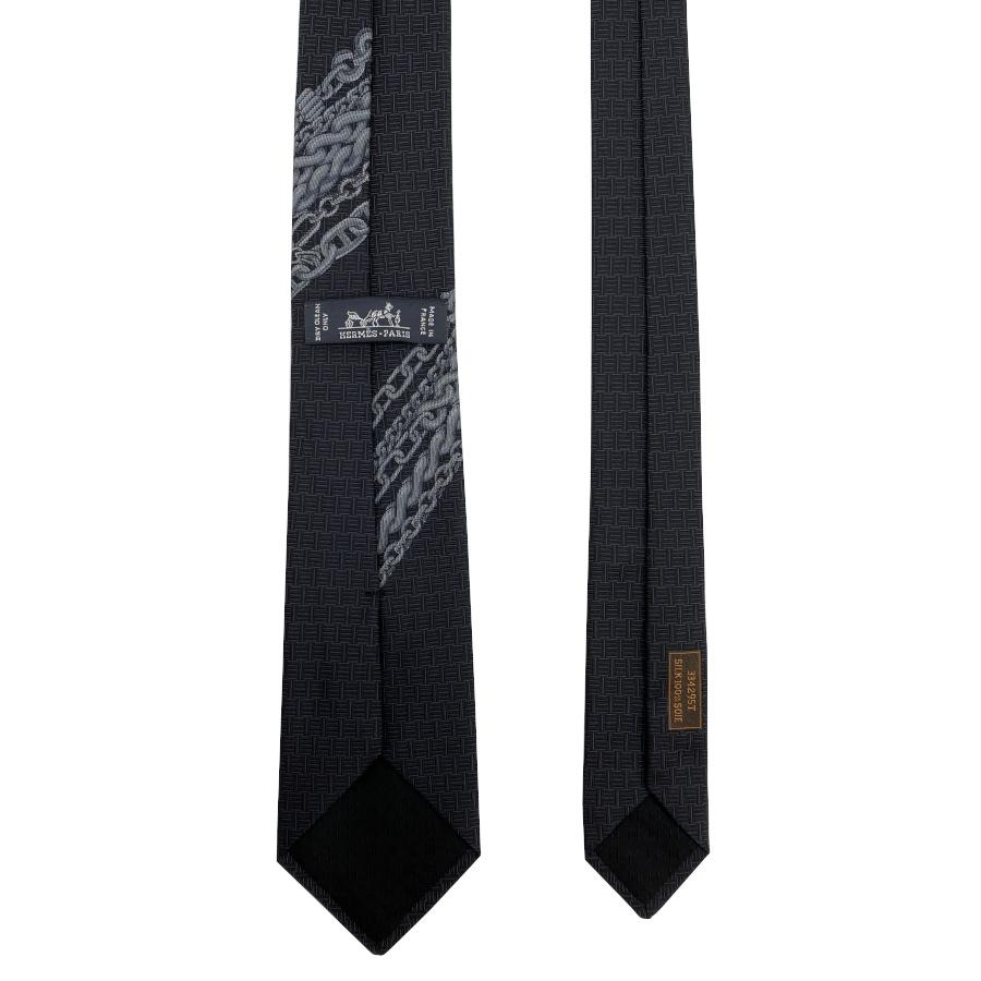 【新品】エルメス HERMES ネクタイ シルクタイ7cm《 シュヴァル・ヘヴィメタル 》ブラック ダークグレー 黒 灰色 プレゼント ギフト メンズ 男性 H334295T 01の画像