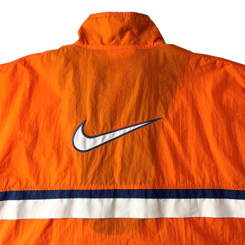 NIKE 90s ビッグ スウォッシュ ロゴ 刺繍 ハーフジップ プル NIKE 90s ビッグ スウォッシュ ロゴ 刺繍 ハーフジップ プル