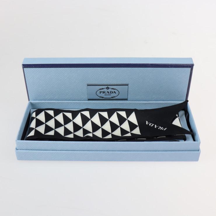 超美品 PRADA プラダ 1FF008 スカーフ シルク100% ブラック ライト 