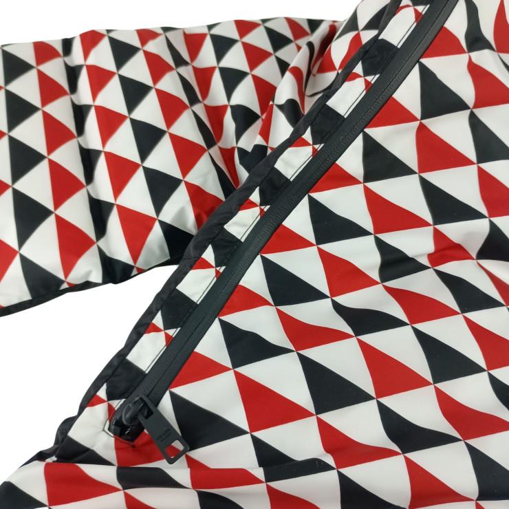 PRADA プラダ マフラー リナイロン パデッド スカーフ 2FS028 ブラック×ホワイト×レッド ナイロン 中綿(ダウン 90%、フェザー 10%) ユニセックス フード付き 超美品【本物保証】 PRADA（プラダ） マフラー リナイロン パデッド スカーフ ナイロン