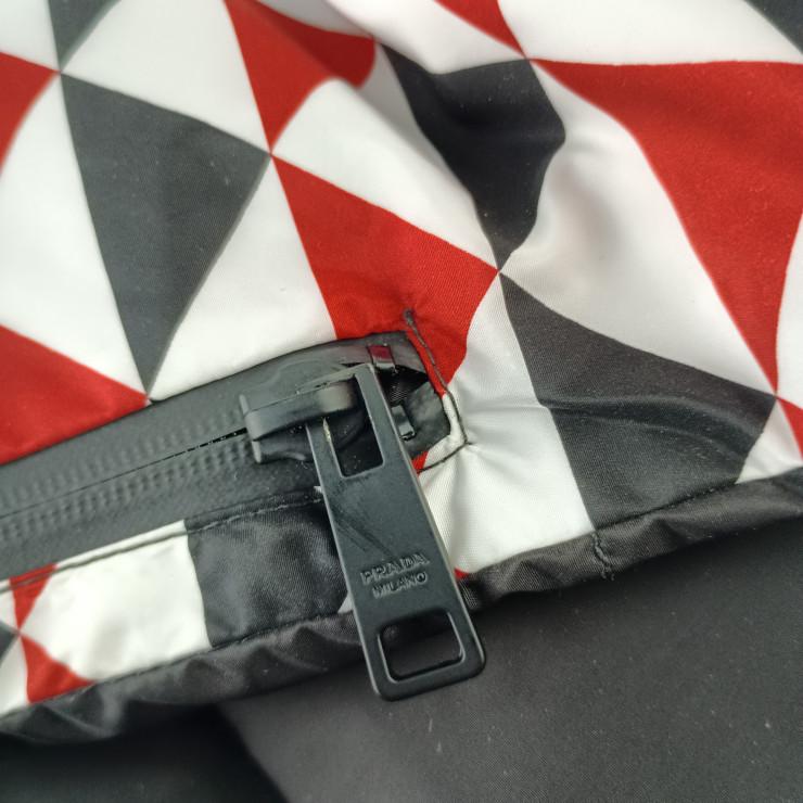 PRADA プラダ マフラー リナイロン パデッド スカーフ 2FS028 ブラック×ホワイト×レッド ナイロン 中綿(ダウン 90%、フェザー 10%) ユニセックス フード付き 超美品【本物保証】 PRADA（プラダ） マフラー リナイロン パデッド スカーフ ナイロン