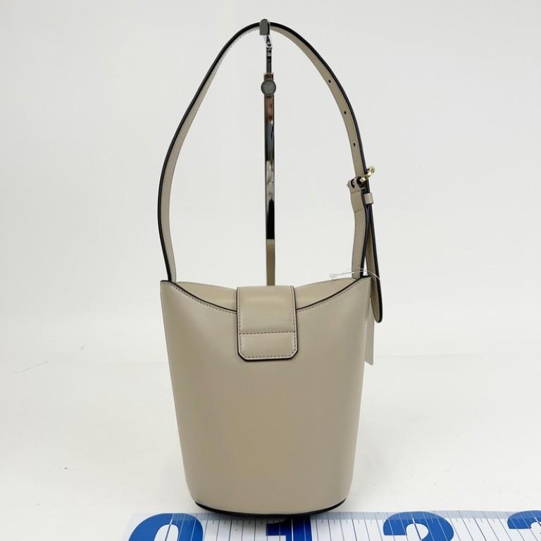 FERRAGAMO（フェラガモ） ショルダーバッグ ガンチーニ トリフォリオ 