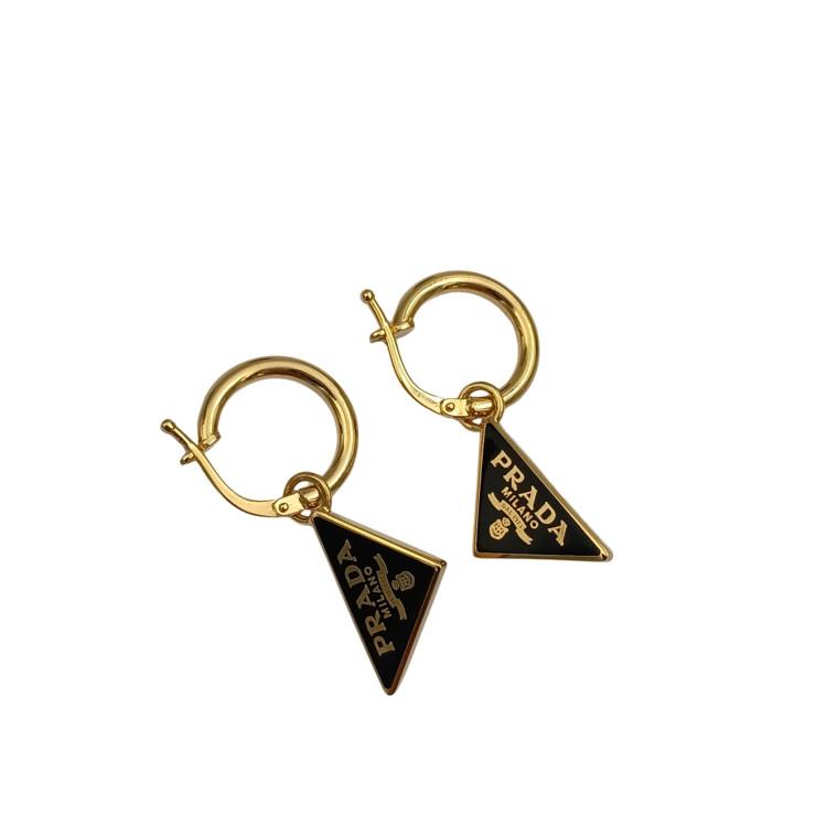 PRADA シングルピアス　トライアングル PRADA（プラダ） ピアス トライアングルロゴ メタル ゴールド ブラック