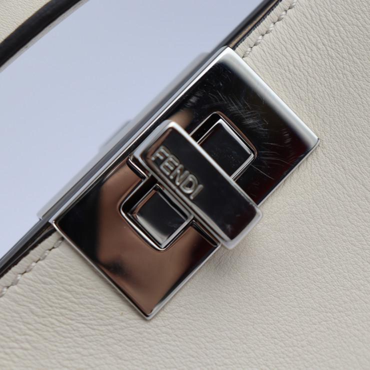 FENDI（フェンディ） 美品 ピーカブー エッセンシャリー ハンドバッグ