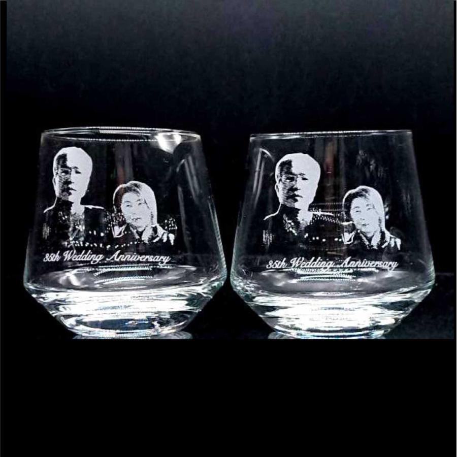名入れ ペア グラス ダンシング タンブラー 記念品 ギフト プレゼント お祝い 結婚 結婚記念日 両親へ 敬老の日 化粧箱付き ２個セット 写真 イラスト ロゴ 彫刻 |  | 01