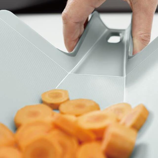 JosephJoseph/ジョセフジョセフ まな板 チョップ2ポット プラス ホワイト 切った食材を折り曲げて片手で鍋に移せる カッティングボード すべり止め付 |  | 04