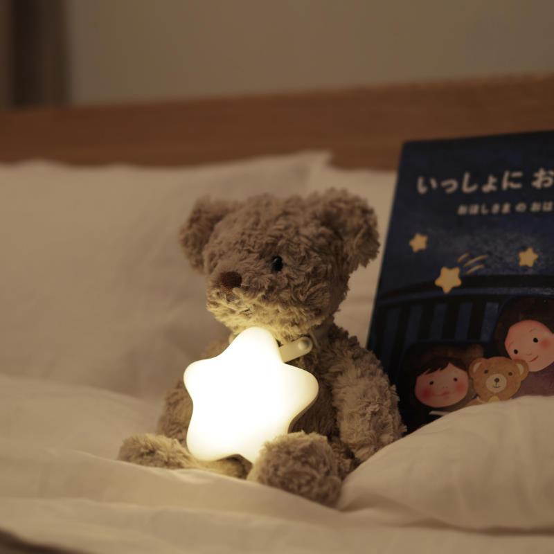 えほんライト お子さまの就寝前のえほんの読み聞かせにほどよい暖色の光で照らすライト お手持ちのぬいぐるみなどに付けやすいやわらかいベルト付き |  | 01