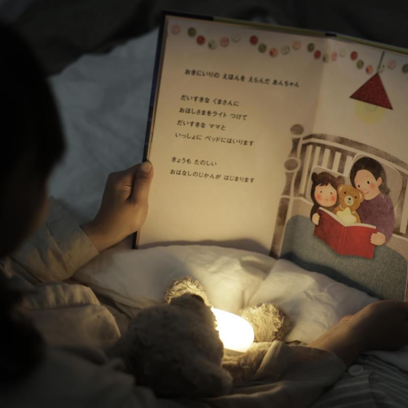 えほんライト お子さまの就寝前のえほんの読み聞かせにほどよい暖色の光で照らすライト お手持ちのぬいぐるみなどに付けやすいやわらかいベルト付き |  | 03