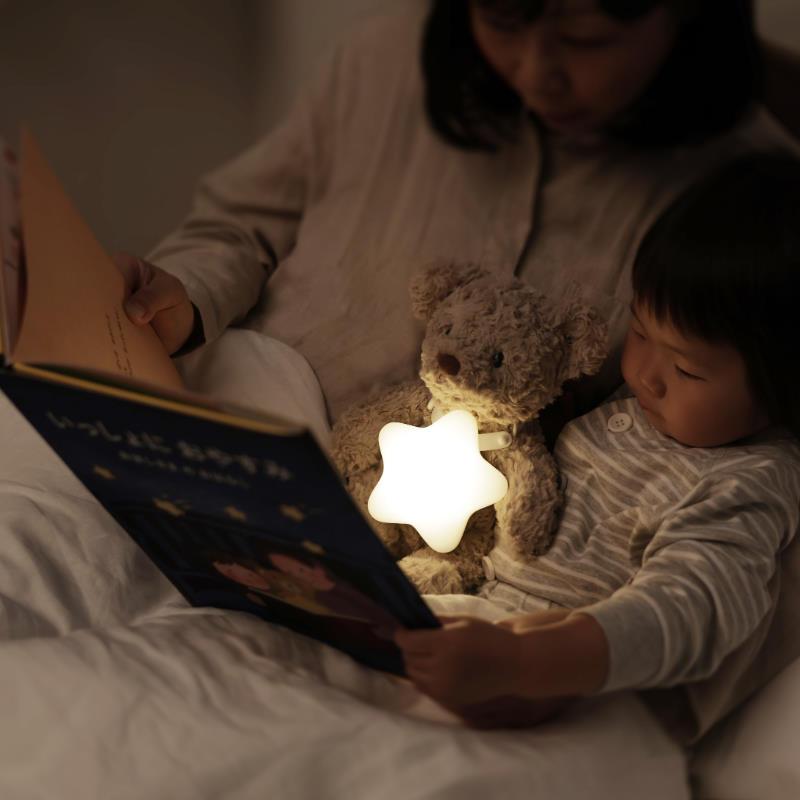 えほんライト お子さまの就寝前のえほんの読み聞かせにほどよい暖色の光で照らすライト お手持ちのぬいぐるみなどに付けやすいやわらかいベルト付き |  | 06