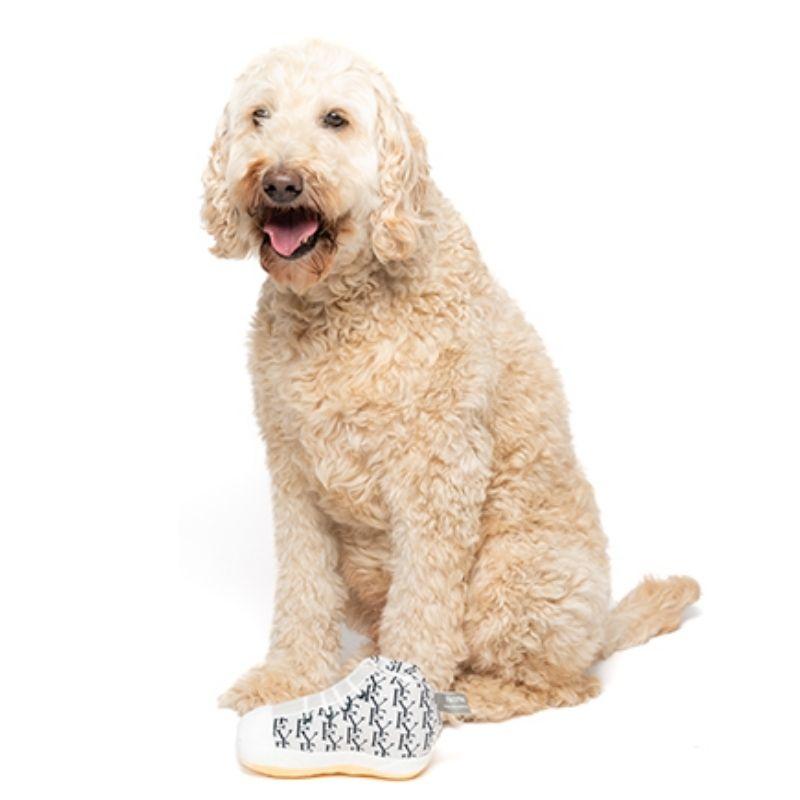 FuzzYard/ファズヤード FY Sneaker FYスニーカー 犬猫用おもちゃ パロディグッズ プラッシュトイ 洗濯丸洗い可能 ノンアレルゲン加工 |  | 01