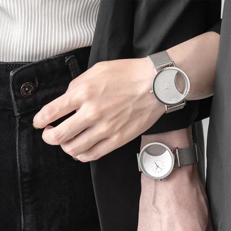 シンプル デザイン腕時計 腕時計 KLON/クローン CIRCLE WINDOW サークルウインドウ 上品で付けやすいシルバーの文字盤を半円状にくり抜いたクリアウォッチ |  | 01