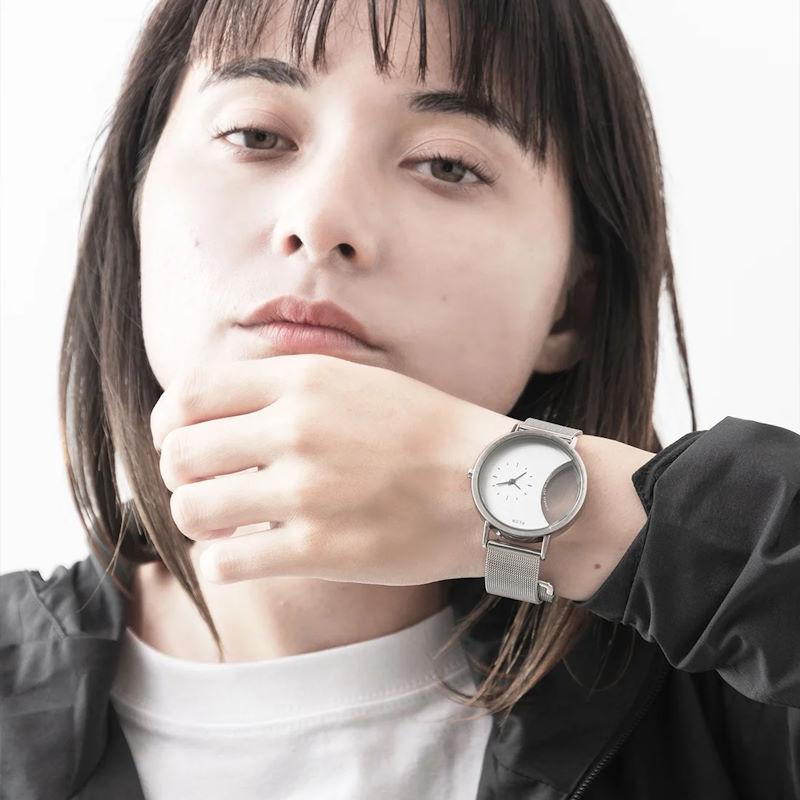 シンプル デザイン腕時計 腕時計 KLON/クローン CIRCLE WINDOW サークルウインドウ 上品で付けやすいシルバーの文字盤を半円状にくり抜いたクリアウォッチ |  | 03