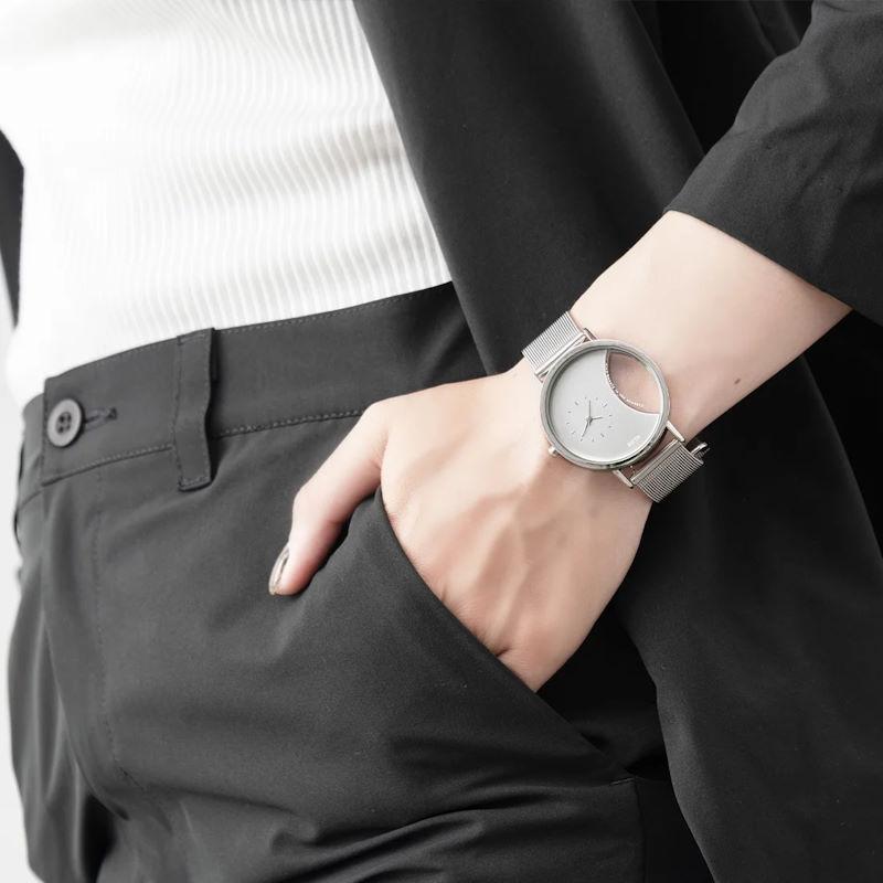 シンプル デザイン腕時計 腕時計 KLON/クローン CIRCLE WINDOW サークルウインドウ 上品で付けやすいシルバーの文字盤を半円状にくり抜いたクリアウォッチ |  | 04