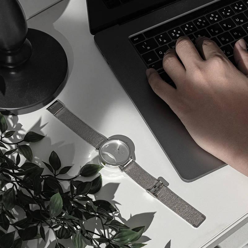 シンプル デザイン腕時計 腕時計 KLON/クローン CIRCLE WINDOW サークルウインドウ 上品で付けやすいシルバーの文字盤を半円状にくり抜いたクリアウォッチ |  | 09