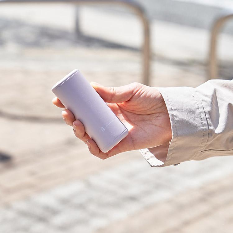 持ちやすいスリムカイロ カバー&モバイルバッテリー機能付 瞬間発熱 充電式カイロ 充電式かいろ カバー付き女性の手にぴったり馴染むスリムボディのカバー付 |  | 04