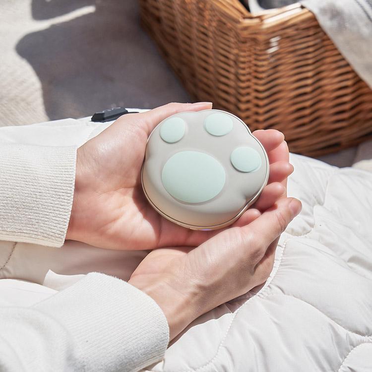 使い捨てないにゃカイロ モバイルバッテリー機能付 瞬間発熱するかわいい肉球型の充電式カイロ 温度設定は3段階 スマホへも給電できるモバイルバッテリー機能付 |  | 06