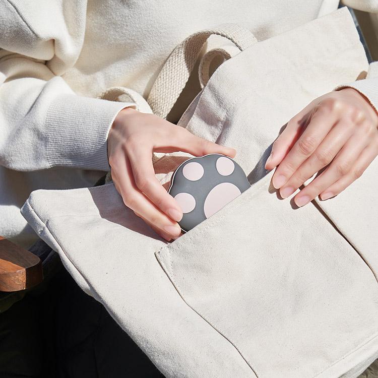 使い捨てないにゃカイロ モバイルバッテリー機能付 瞬間発熱するかわいい肉球型の充電式カイロ 温度設定は3段階 スマホへも給電できるモバイルバッテリー機能付 |  | 08