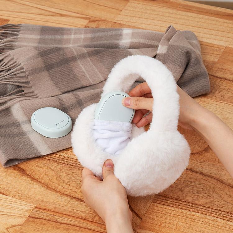 耳まであたたかいイヤマフ付使い捨てないシェアカイロ 充電式カイロ フワフワで温かなイヤマフにカイロを入れれば真冬日でも温かく快適に |  | 02