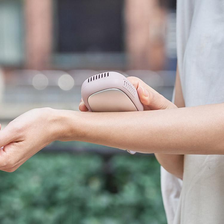 スリムアイスカイロ 夏は冷たく冬は温かな1年中使える充電式エコカイロ 手の小さな方でも握りやすいスリムタイプのアイスカイロ 大判なペルチェ冷却プレート |  | 02