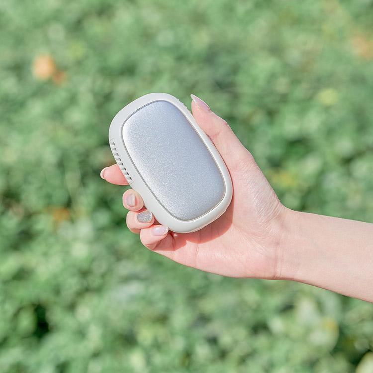 スリムアイスカイロ 夏は冷たく冬は温かな1年中使える充電式エコカイロ 手の小さな方でも握りやすいスリムタイプのアイスカイロ 大判なペルチェ冷却プレート |  | 04
