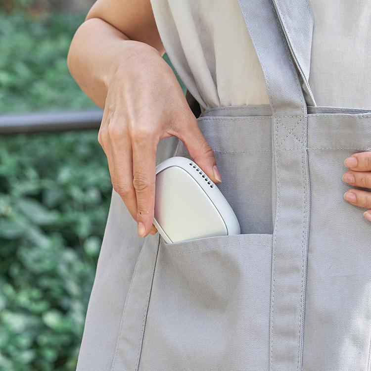 スリムアイスカイロ 夏は冷たく冬は温かな1年中使える充電式エコカイロ 手の小さな方でも握りやすいスリムタイプのアイスカイロ 大判なペルチェ冷却プレート |  | 06