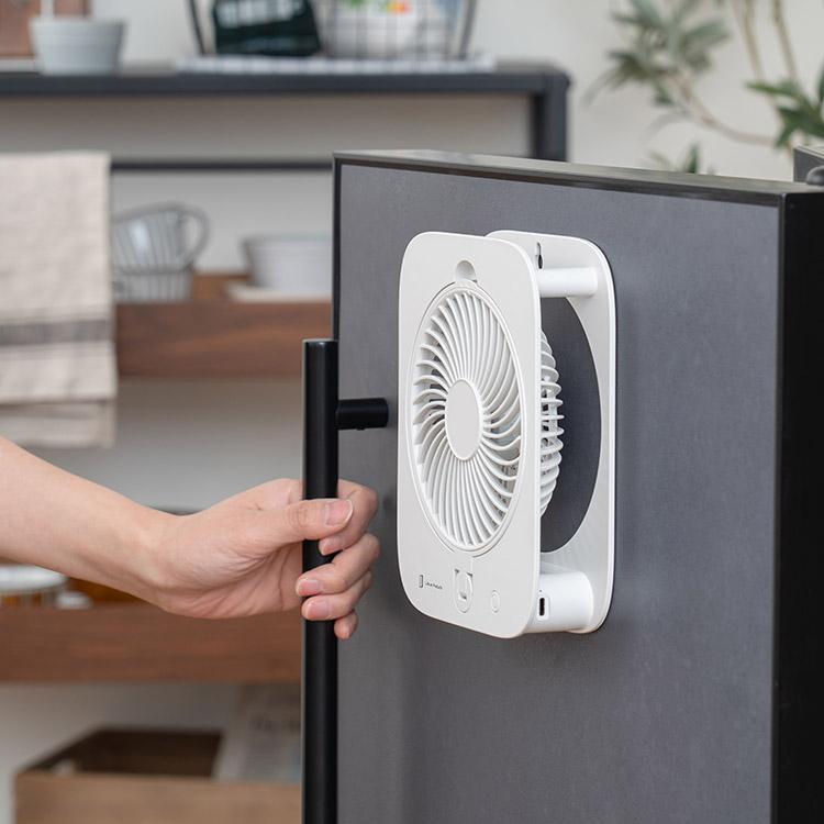 ピタッとウォールファン 壁にピタッと密着して馴染むスタイリッシュな壁掛け扇風機 マグネットやフック使用で簡単に壁掛けができるウォールファン |  | 02