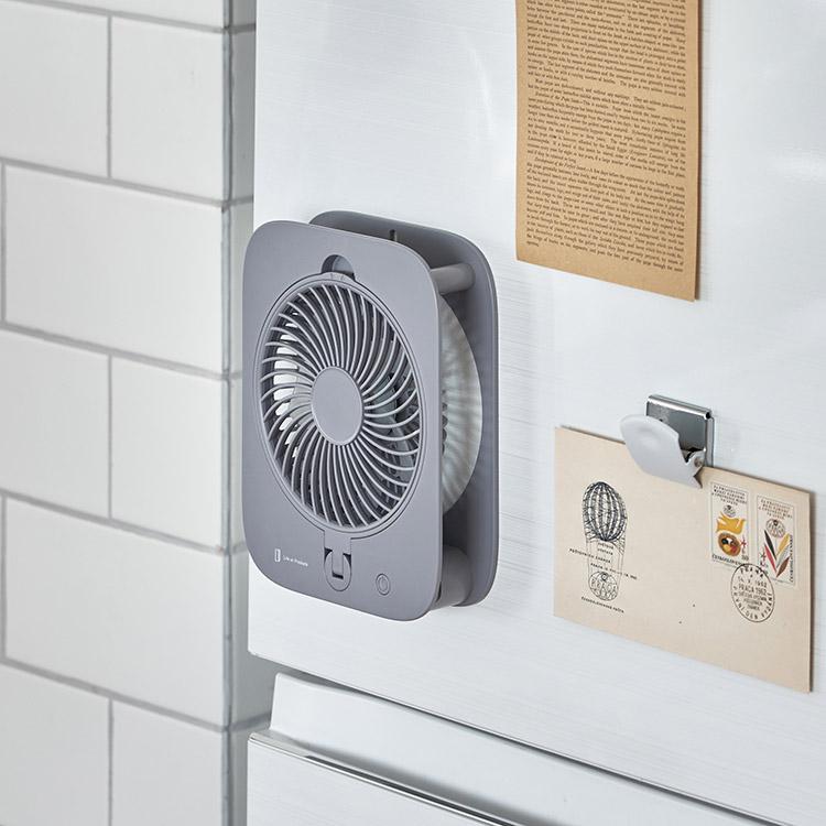 ピタッとウォールファン 壁にピタッと密着して馴染むスタイリッシュな壁掛け扇風機 マグネットやフック使用で簡単に壁掛けができるウォールファン |  | 03