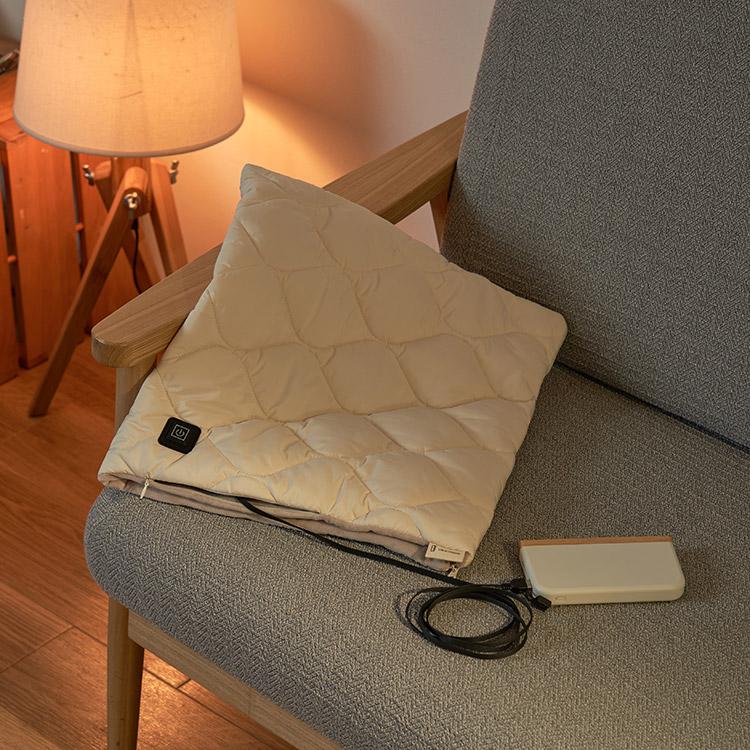 あったかキルティング USB給電式2WAYフットウォーマー 2枚のヒーターが全面を温めるフットウォーマー ファスナーを開ければミニブランケットにもなる2WAY仕様 |  | 05