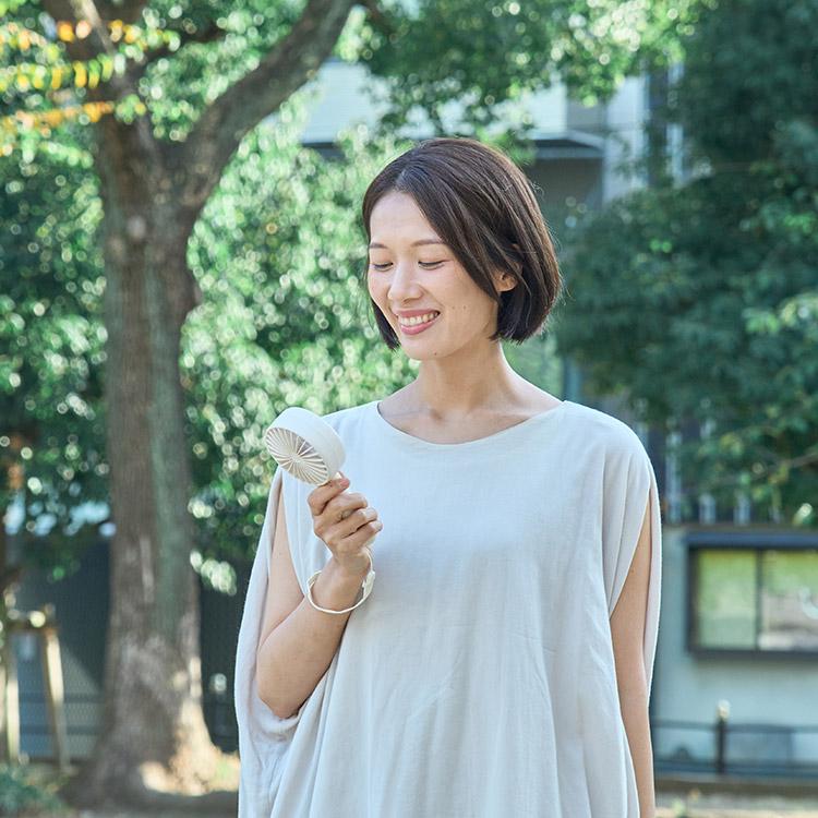 ハンディファン スタンド付 3段階の風量調節に加えリズム風も搭載 付属スタンド付きで卓上扇風機としても使える |  | 01