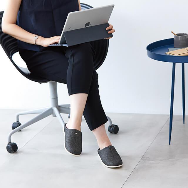 room's PLUS+/ルームズ プラス 人気のルームシューズから、外履き仕様のサンダルバージョンが登場 ルームシューズ同様に歩きやすく足に柔らかくフィット |  | 10