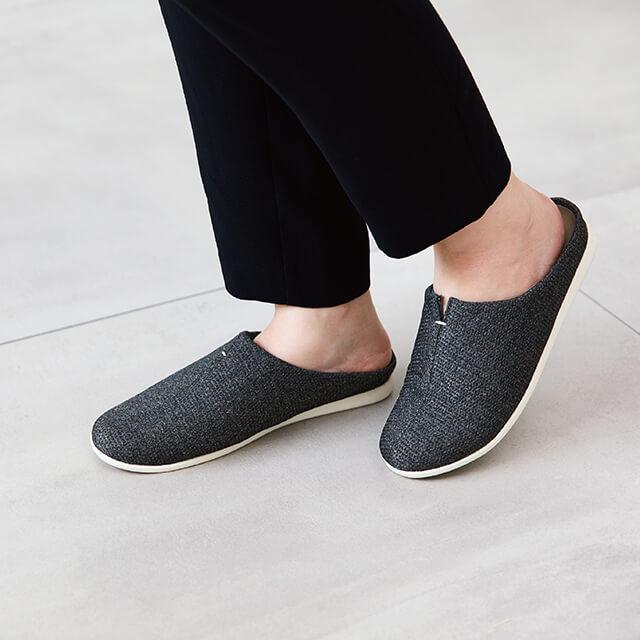 room's PLUS+/ルームズ プラス 人気のルームシューズから、外履き仕様のサンダルバージョンが登場 ルームシューズ同様に歩きやすく足に柔らかくフィット |  | 12