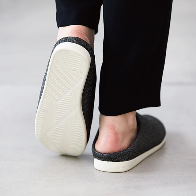 room's PLUS+/ルームズ プラス 人気のルームシューズから、外履き仕様のサンダルバージョンが登場 ルームシューズ同様に歩きやすく足に柔らかくフィット |  | 13