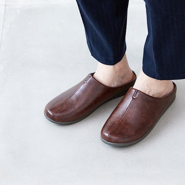 room's PLUS+/ルームズ プラス 人気のルームシューズから、外履き仕様のサンダルバージョンが登場 ルームシューズ同様に歩きやすく足に柔らかくフィット |  | 19