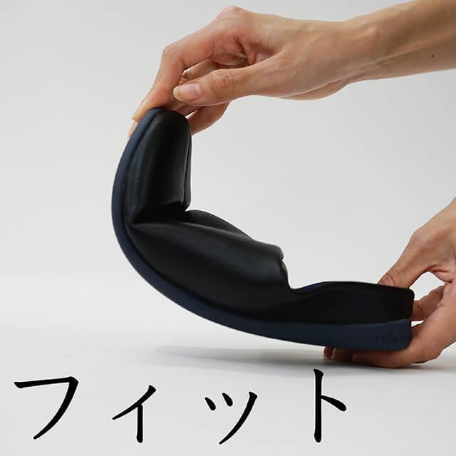 room's PLUS+/ルームズ プラス 人気のルームシューズから、外履き仕様のサンダルバージョンが登場 ルームシューズ同様に歩きやすく足に柔らかくフィット |  | 03