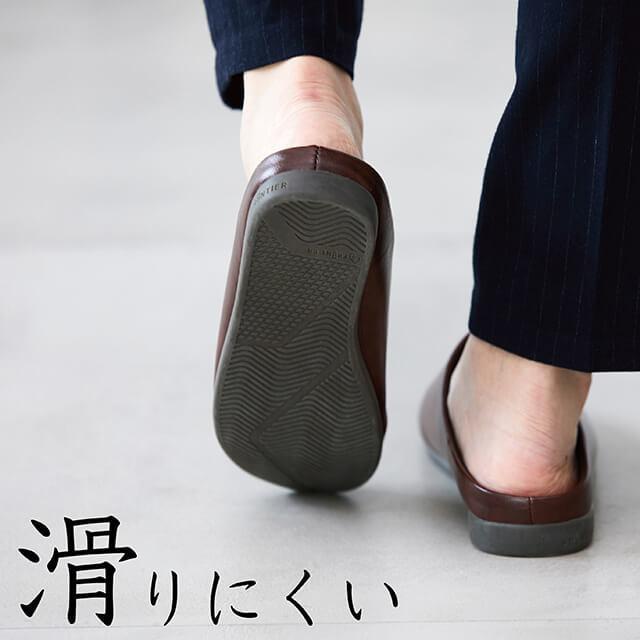 room's PLUS+/ルームズ プラス 人気のルームシューズから、外履き仕様のサンダルバージョンが登場 ルームシューズ同様に歩きやすく足に柔らかくフィット |  | 04