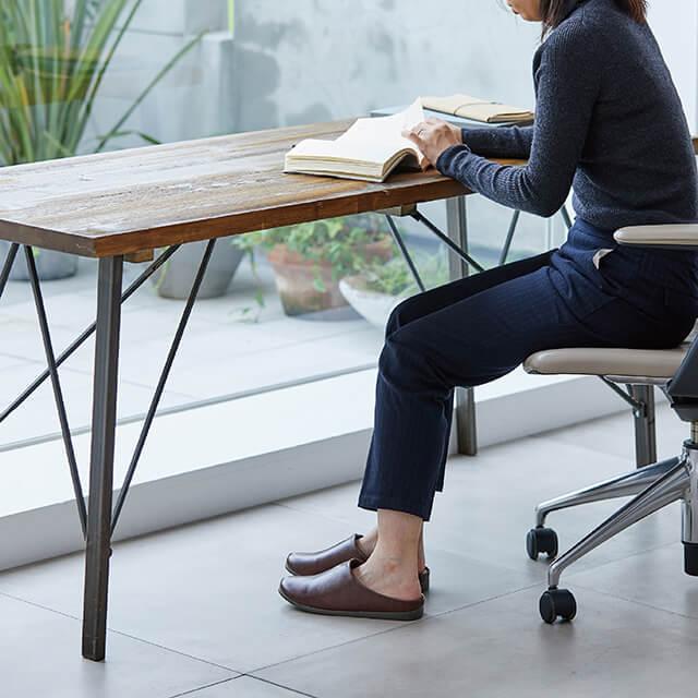 room's PLUS+/ルームズ プラス 人気のルームシューズから、外履き仕様のサンダルバージョンが登場 ルームシューズ同様に歩きやすく足に柔らかくフィット |  | 09