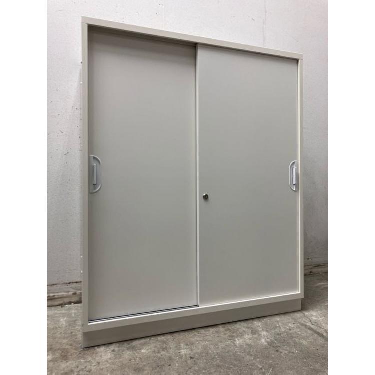 【送料込・美品】スチール書庫 ニューグレー 引き戸タイプ 鍵あり 法人送料 豊国工業 スチール書庫 引戸書庫 鍵付き 幅900×奥行450×高さ