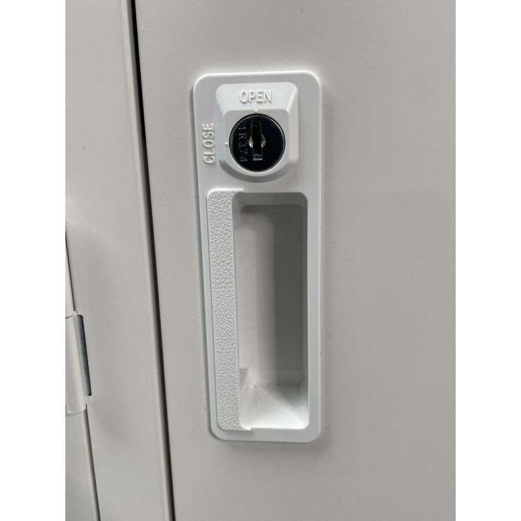 ライオン スチールロッカー 4人用 更衣室 オフィス シリンダー錠 ホワイト 幅900×奥行515×高さ1790mm (中古品)の画像