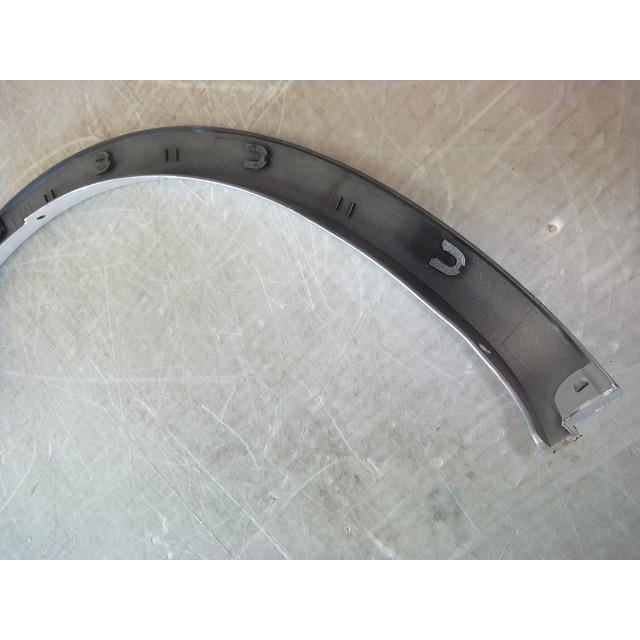 ジムニー TA-JB23W 右フロントフェンダーアーチモール 純正品番77510