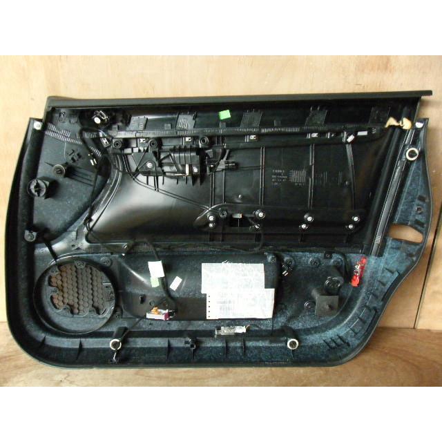 アウディ A4 GH-8EALT 左フロントドアトリム 内張り 管理番号U4392