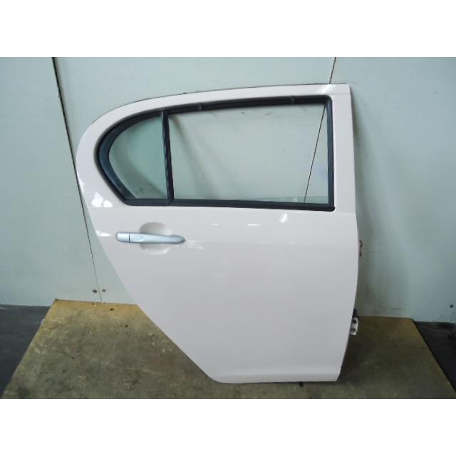 ミラ（ダイハツ） ミライース DBA-LA300S 右リアドア カラー番号T28