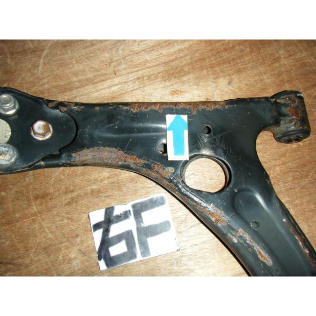 プリウス DAA-NHW20 右フロントロアアーム 純正品番48068-47050 管理