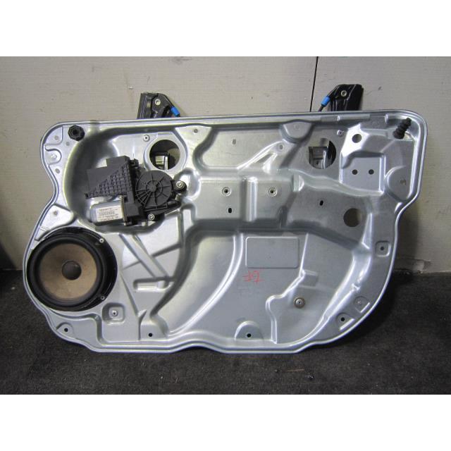 VW ポロ GH-9NBKY 右フロントレギュレーター・モーター 管理番号X5774 