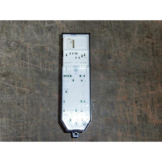 アクア DAA-NHP10 パワーウインドウスイッチ 純正品番84820-33260 管理
