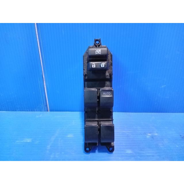 アクア DAA-NHP10 パワーウインドウスイッチ 純正品番84820-33260 管理